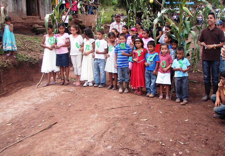 Children from a village near Agroaldea San José greet ELM attorneys and their families with a sign that reads “Bienvenidos” – “Welcome!”